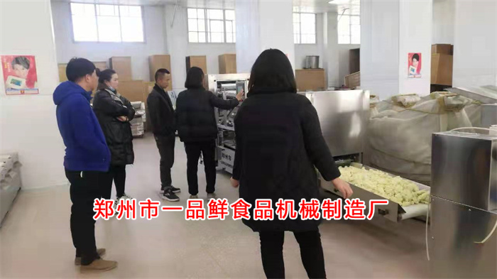 許昌客戶做燴面批發(fā)淘汰舊設備考察自動疊片燴面機(圖1) 微信圖片_20211223163538.jpg