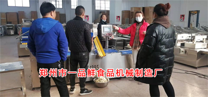 許昌客戶做燴面批發(fā)淘汰舊設備考察自動疊片燴面機(圖3) 微信圖片_20211223155604.jpg