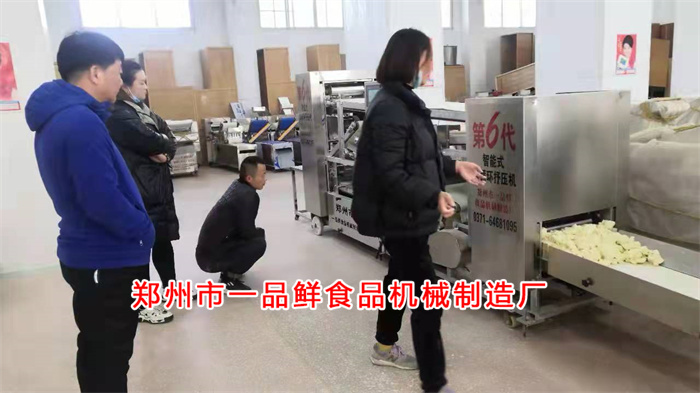 許昌客戶做燴面批發(fā)淘汰舊設備考察自動疊片燴面機(圖2) 微信圖片_20211223163547.jpg