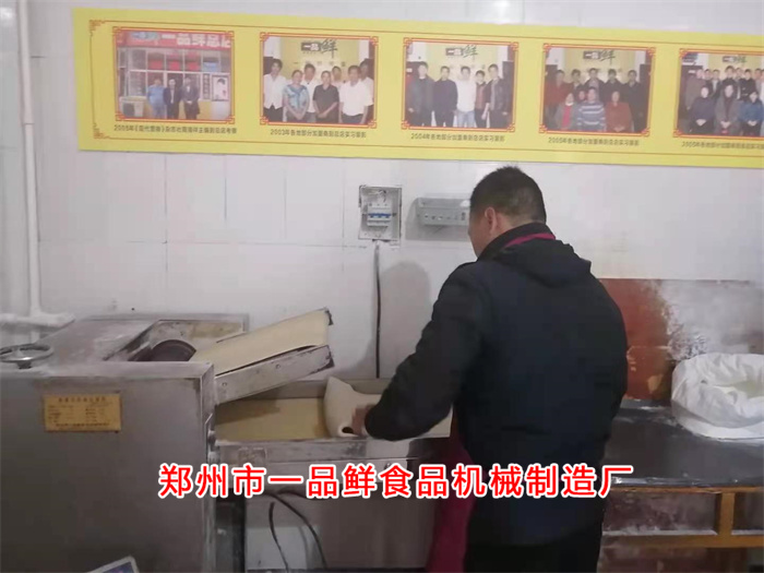 改行做面食批發(fā)的客戶選擇一品鮮燴面機(圖1) 改行做面食批發(fā)的客戶選擇一品鮮燴面機(圖1)