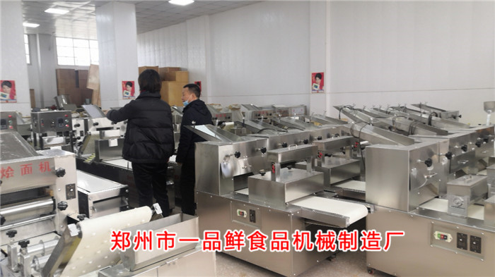 改行做面食批發(fā)的客戶選擇一品鮮燴面機(圖3) 改行做面食批發(fā)的客戶選擇一品鮮燴面機(圖3)