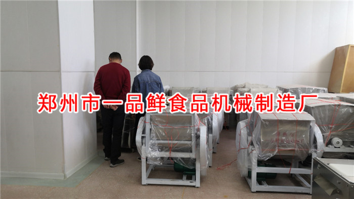 登封客戶考察5型燴面機(圖3) 登封客戶考察5型燴面機(圖3)