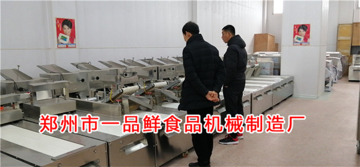 周口老客戶實(shí)地考察第六代全自動智能揉壓機(jī)(圖1) 周口老客戶實(shí)地考察第六代全自動智能揉壓機(jī)(圖1)