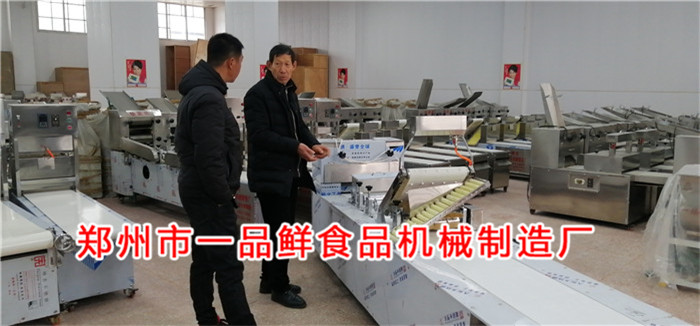 周口老客戶實(shí)地考察第六代全自動智能揉壓機(jī)(圖2) 周口老客戶實(shí)地考察第六代全自動智能揉壓機(jī)(圖2)