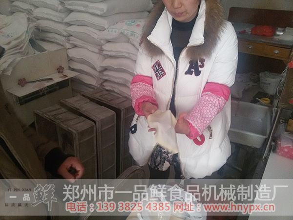 燴面坯拉的像紙一樣薄 燴面坯拉的像紙一樣薄