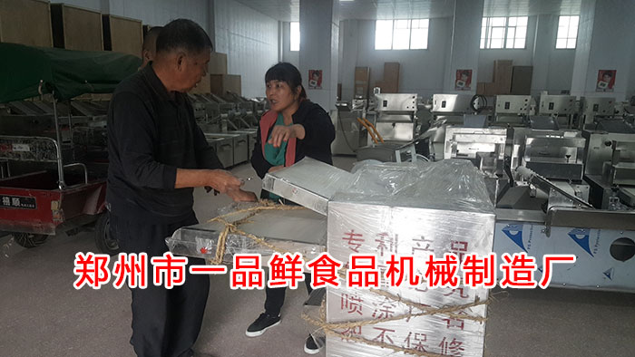 師傅演示機器操作 師傅演示機器操作