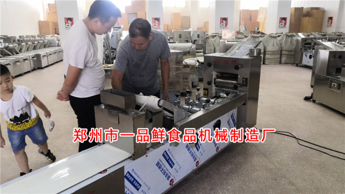 師傅演示設備操作 師傅演示設備操作