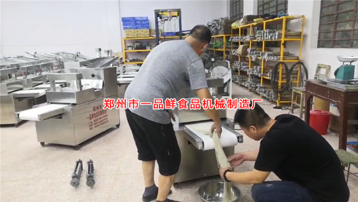 師傅演示機(jī)器操作 師傅演示機(jī)器操作