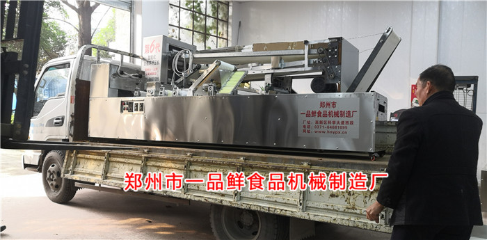 成型機設(shè)備裝車中 成型機設(shè)備裝車中