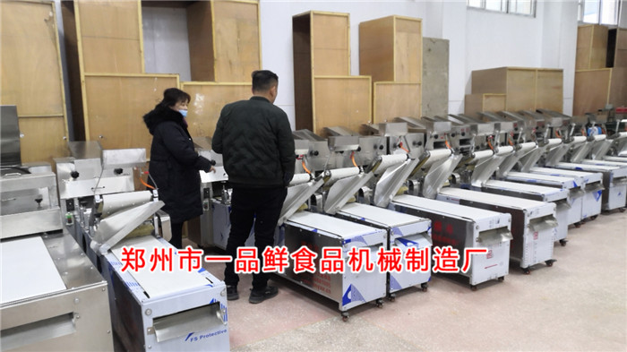 商丘客戶考察燴面機(jī) 商丘客戶考察燴面機(jī)