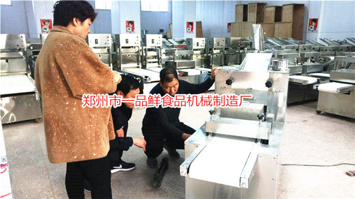 師傅講解設備操作技巧 師傅講解設備操作技巧