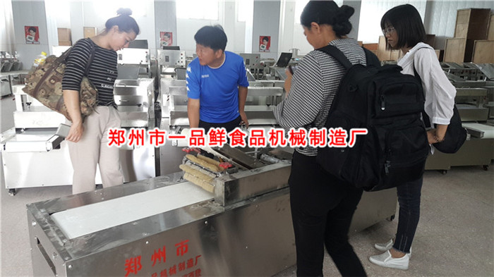 王總講解設備功能及操作要領 王總講解設備功能及操作要領