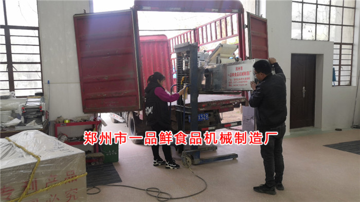 長治客戶訂購燴面機裝車發貨 長治客戶訂購燴面機裝車發貨