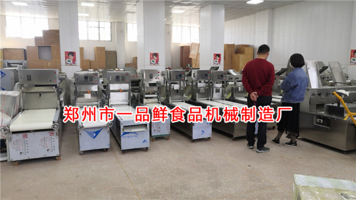 客戶在設備展廳考察燴面機 客戶在設備展廳考察燴面機