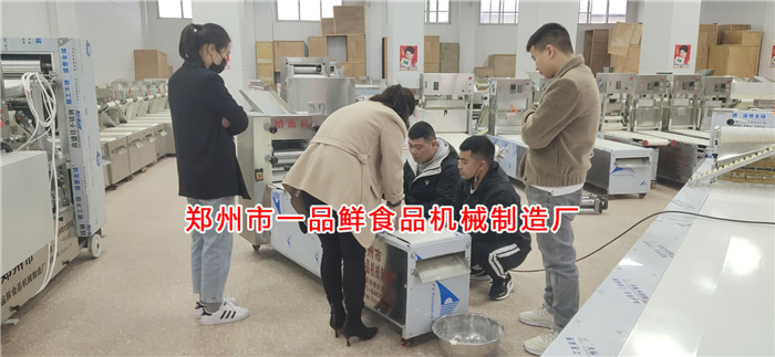 客戶訂購的燴面機(jī)開始調(diào)試 客戶訂購的燴面機(jī)開始調(diào)試