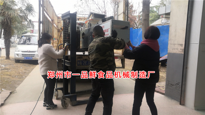 燴面機已裝車發(fā)往目的地 燴面機已裝車發(fā)往目的地