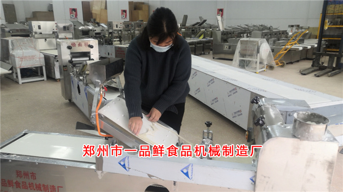 客服認(rèn)真調(diào)試客戶訂購燴面機 客服認(rèn)真調(diào)試客戶訂購燴面機