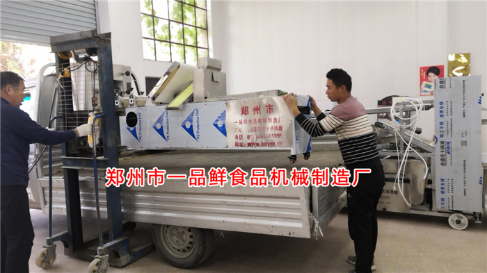 許昌客戶訂購的燴面機裝車中 許昌客戶訂購的燴面機裝車中