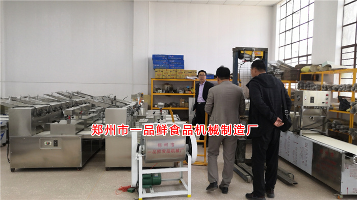 甘肅客戶考察多功能拉條機 甘肅客戶考察多功能拉條機