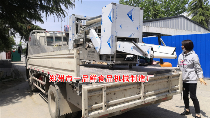 自循環揉壓機裝車中 自循環揉壓機裝車中