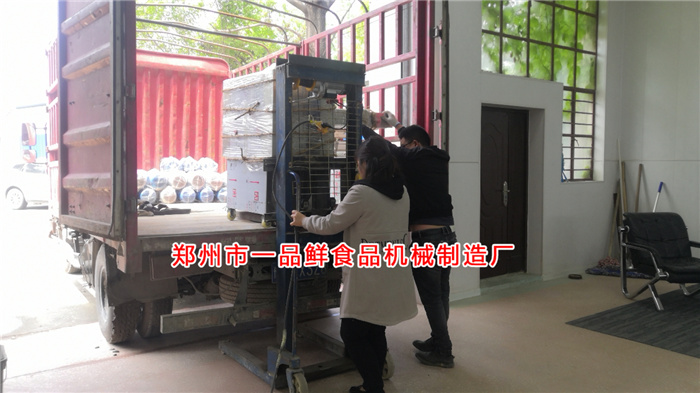 燴面機(jī)配套設(shè)備裝車(chē) 燴面機(jī)配套設(shè)備裝車(chē)