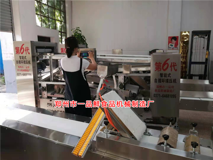 全自動自循環(huán)揉壓機調試中 全自動自循環(huán)揉壓機調試中