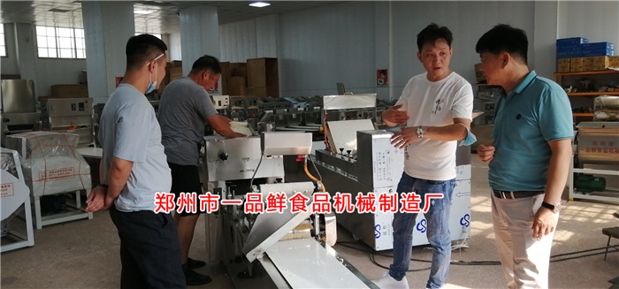 師傅現場演示設備生產操作 師傅現場演示設備生產操作