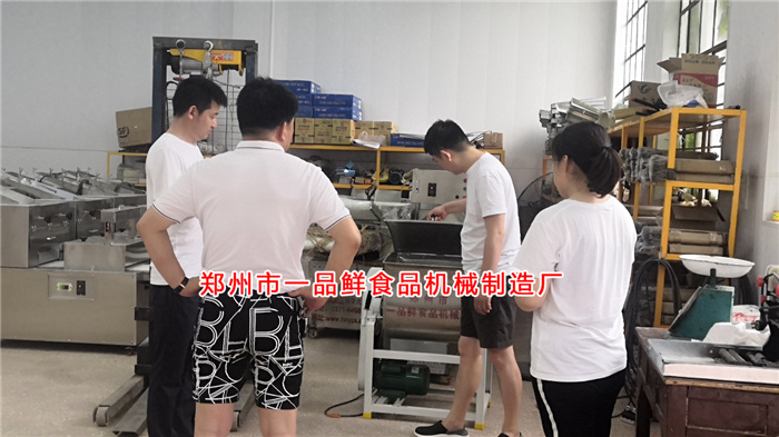 王總詳細講解設備功能 王總詳細講解設備功能