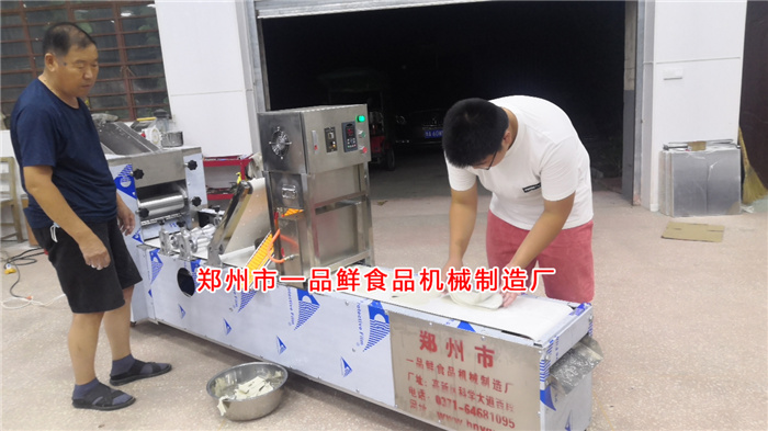 新鄭客戶定購的燴面機生產調試中 新鄭客戶定購的燴面機生產調試中