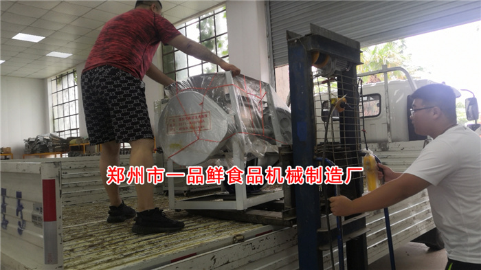 和面機裝車中 和面機裝車中