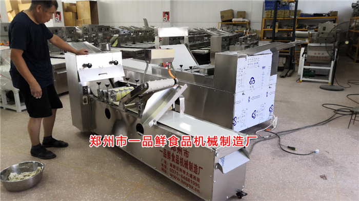 多功能扯面成型機生產調試中 多功能扯面成型機生產調試中