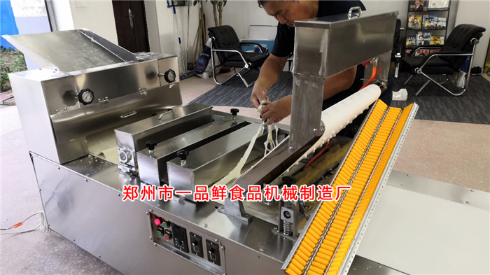 濰坊客戶的多功能燴面機調試中